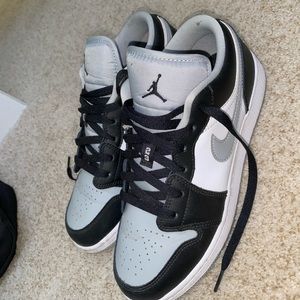Air Jordan 1 “Smoke Grey” Size 7Y/8.5 Womens
